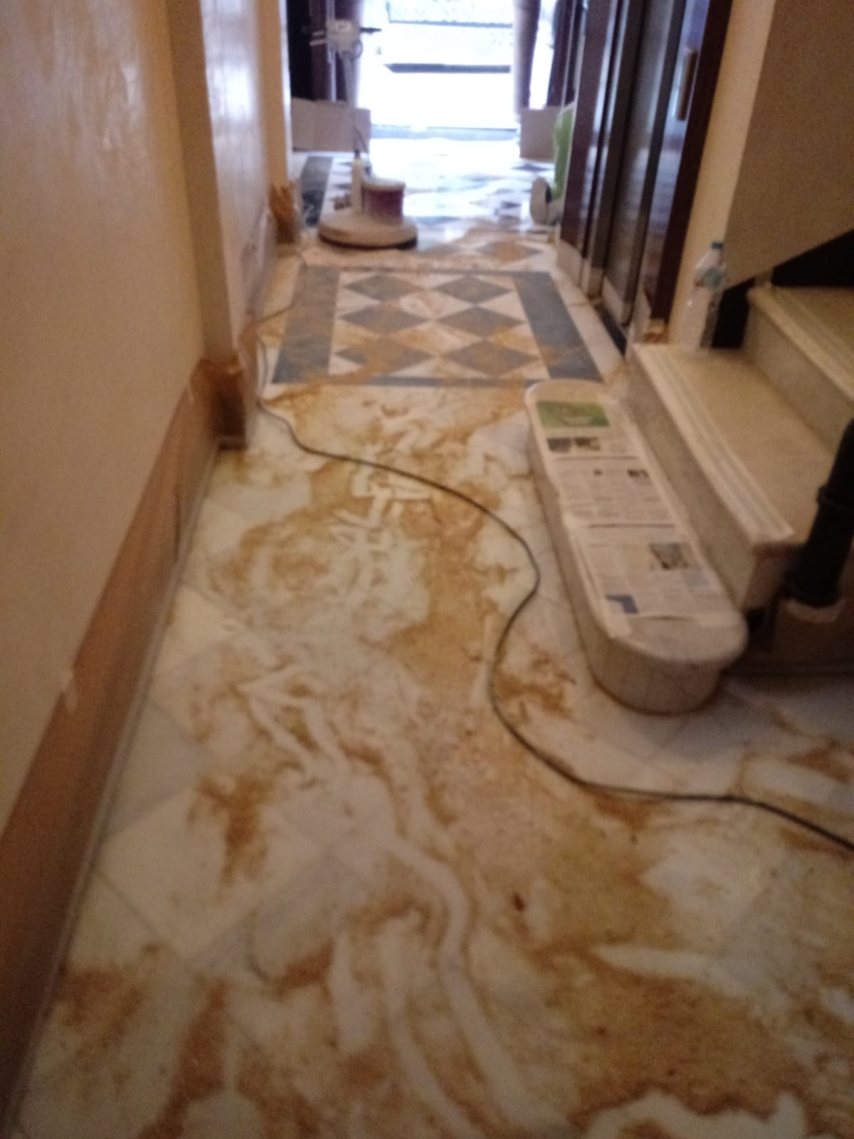 Detalle del uso de maquinaria pesada para pulir suelos