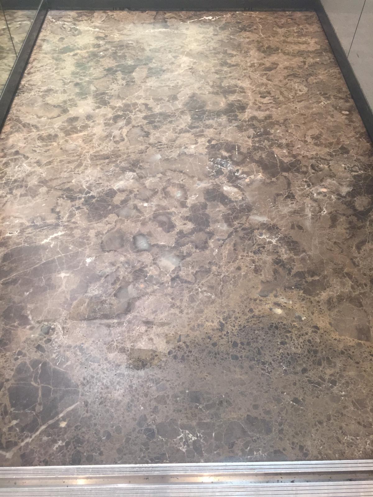 Suelo de granito desgastado antes de pulir