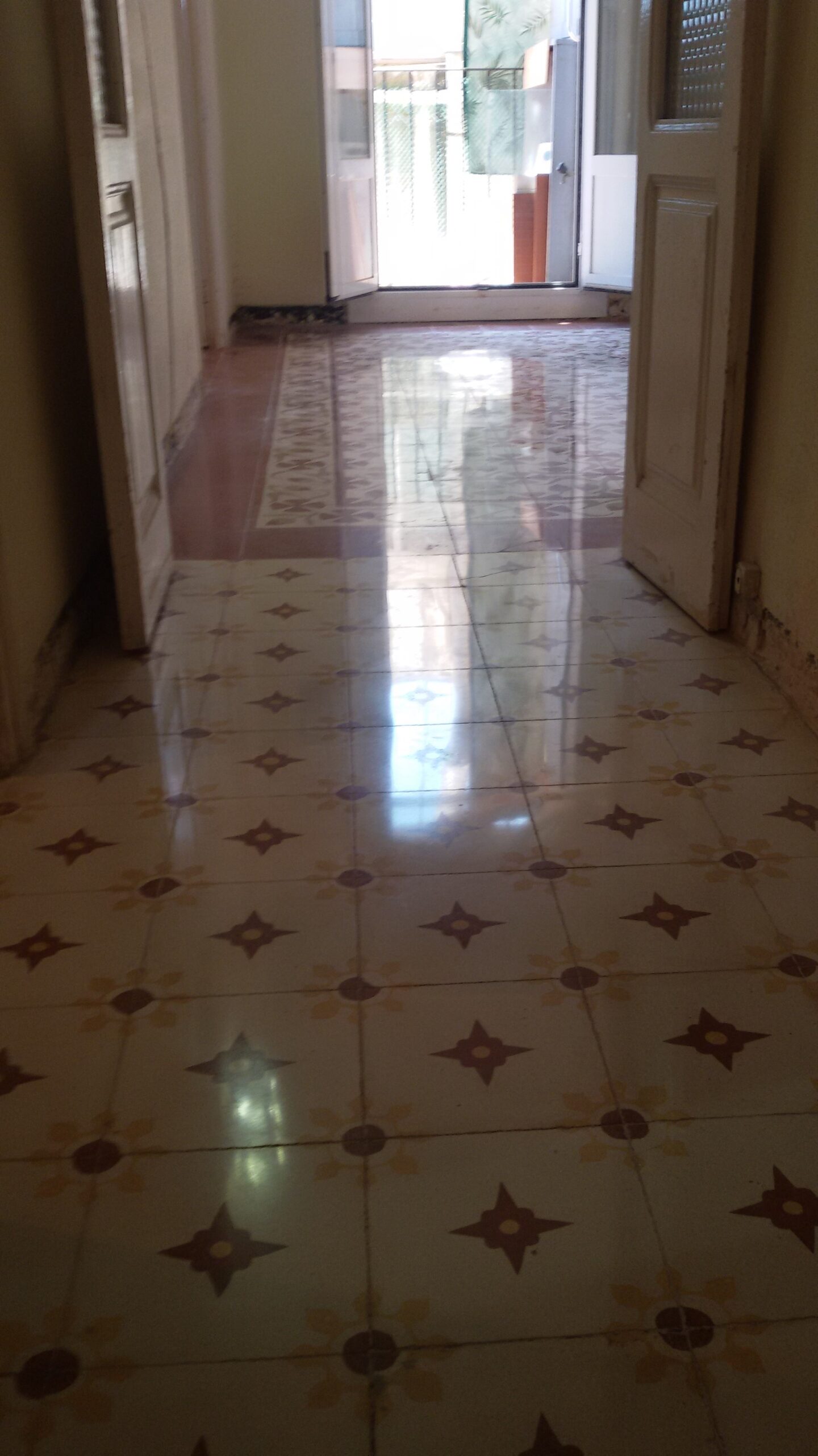 Acabado final de un suelo hidráulico en Barcelona